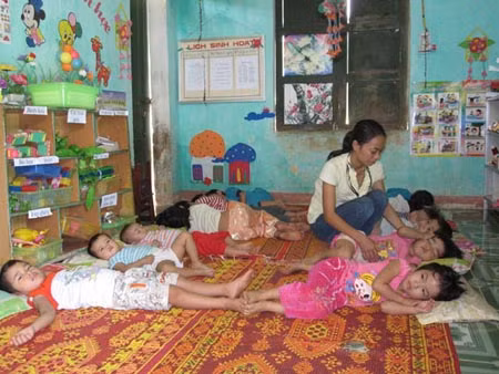 Chăm sóc giấc ngủ của các cháu ở lớp học mầm non bắt đầu lúc nửa đêm.