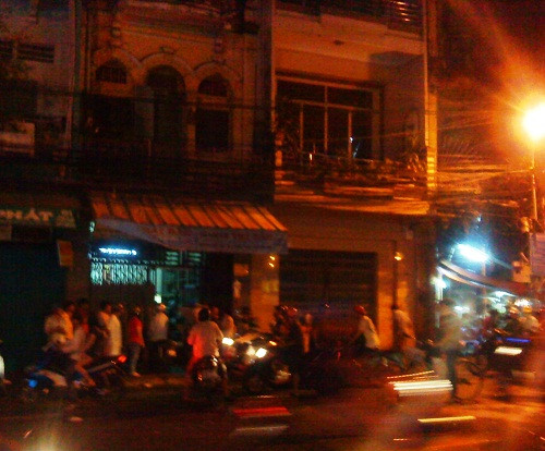 Căn nhà nơi Đạt cố thủ và ném chai lọ vào lực lượng công an vào tối 29/11, sau khi đuổi đánh vợ và mẹ vì không được cho tiền mua ma túy. Căn nhà nơi Đạt cố thủ và ném chai lọ vào lực lượng công an vào tối 29/11, sau khi đuổi đánh vợ và mẹ vì không được cho tiền mua ma túy.