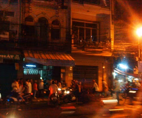 Căn nhà nơi Đạt cố thủ và ném chai lọ vào lực lượng công an vào tối 29/11, sau khi đuổi đánh vợ và mẹ vì không được cho tiền mua ma túy.