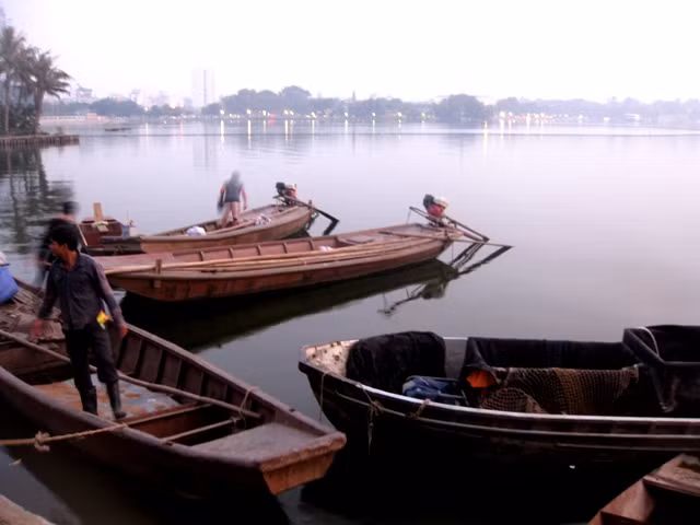 Ngay bên cạnh sân golf rất nhiều thuyền nhếch nhác tập kết tại đây cũng gây phản cảm cho người qua lại.