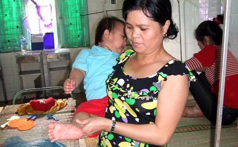 Một số bệnh nhân đã đáp ứng tích cực với phương pháp của TS Khải nhưng các bác sỹ điều trị cho rằng chưa có cơ sở khẳng định dung dịch anolyte (điện phân từ muối ăn) có tác dụng chữa bệnh (Ảnh: VietNamNet) Một số bệnh nhân đã đáp ứng tích cực với phương pháp của TS Khải nhưng các bác sỹ điều trị cho rằng chưa có cơ sở khẳng định dung dịch anolyte (điện phân từ muối ăn) có tác dụng chữa bệnh (Ảnh: VietNamNet)