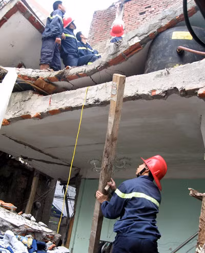 Lực lượng chức năng đang nỗ lực giải cứu 2 cháu bé