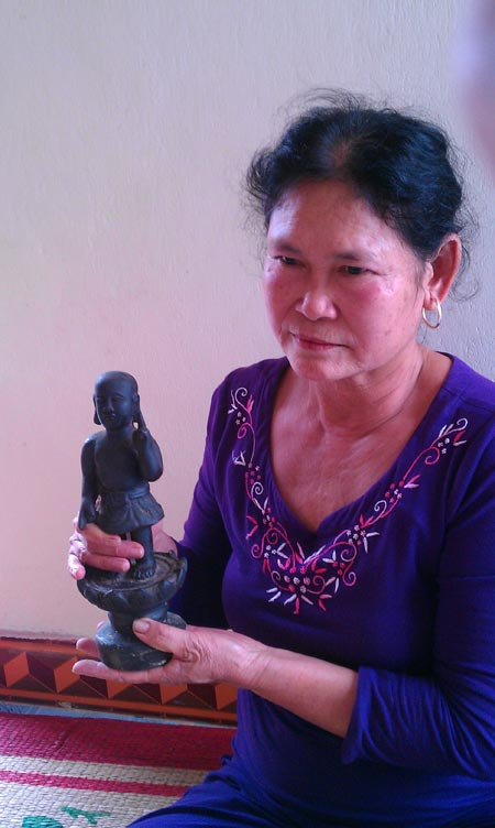 Bà Vũ Thị Điếm và pho tượng quý. Bà Vũ Thị Điếm và pho tượng quý.