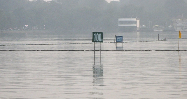 Sân golf này đã tồn tại khá lâu, từ trước thời điểm có quy hoạch hồ Tây. Nhiều người cho rằng sân tập gây mất mỹ quan khu vực hồ. Sân golf này đã tồn tại khá lâu, từ trước thời điểm có quy hoạch hồ Tây. Nhiều người cho rằng sân tập gây mất mỹ quan khu vực hồ.
