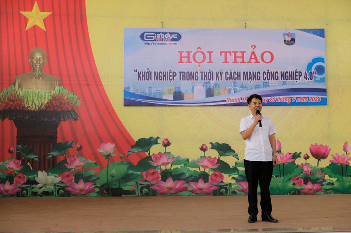 Thầy Trần Huy - Hiệu trưởng Trường Trung học phổ thông Thanh Thủy gửi lời cảm ơn chân thành đến diễn giả và Tạp chí điện tử Giáo dục Việt Nam vì đã đem đến cho thầy cô, học sinh buổi hội thảo đầy ý nghĩa. GDVN_TH.JPG