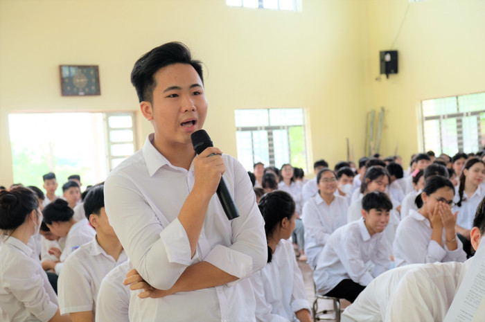 Em Cao Văn Hòa - học sinh lớp 12A6 bày tỏ mong muốn được theo đuổi nghề nghiệp liên quan đến du lịch. GDVN_B.JPG
