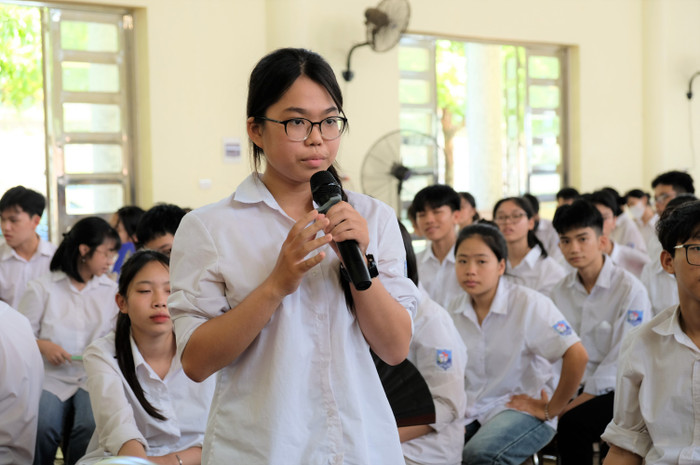 Học sinh Trường Trung học phổ thông Thanh Thủy đặt câu hỏi cho diễn giả. gdvn_aa.JPG