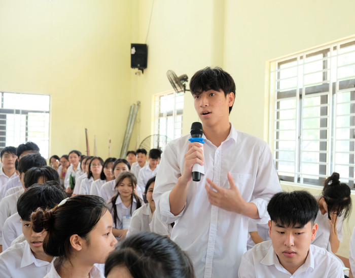 Em Bùi Minh Nhật - học sinh lớp 12A2 đặt câu hỏi cho diễn giả. GDVN_8 (2).JPG
