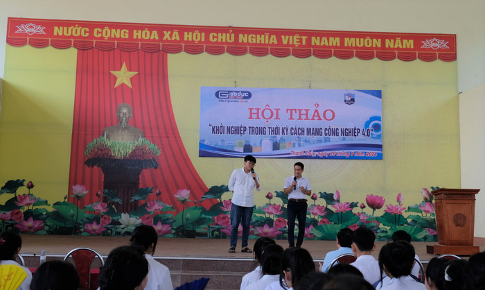 Em Nguyễn Anh Thái - học sinh lớp 12A1 tự tin thể hiện quan điểm cá nhân. GDVN_13.JPG