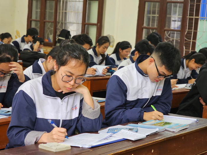 Sở yêu cầu các nhà trường dạy và ôn tập cho học sinh trên tinh thần kiến thức đến đâu, các em nắm chắc đến đó và củng cố kiến thức vào giai đoạn cuối (Ảnh: Phạm Linh)