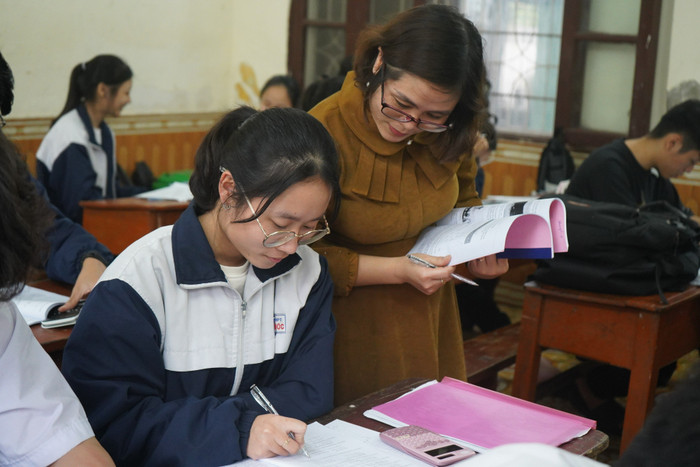 Trường Trung học phổ thông Lê Ích Mộc tổ chức ôn tập sát với từng đối tượng học sinh (Ảnh: Phạm Linh)