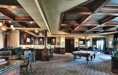 Phòng vui chơi với bàn bida ở giữa và phía bên cạnh là phòng chiếu phim.