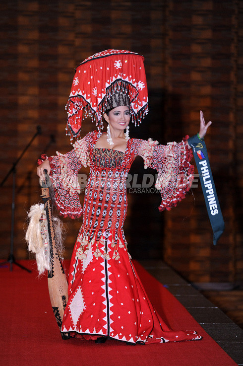 Phan Thị Mơ và thí sinh Miss Earth diễn trang phục dân tộc ảnh 6 Hoa hậu Philippines.