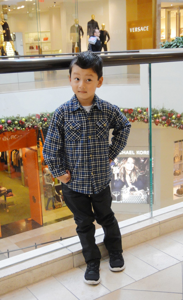 Bảo Nam lớn nhanh như thổi và ngày càng ra dáng người lớn. Bé thích tự mình chọn quần áo và giày dép để mặc, chứ không cần nhờ đến mẹ và ông bà ngoại.