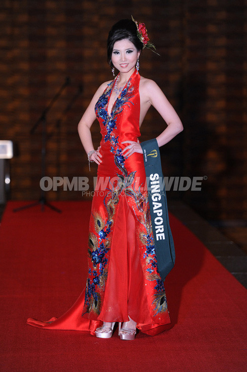 Phan Thị Mơ và thí sinh Miss Earth diễn trang phục dân tộc ảnh 5 Hoa hậu Singapore.