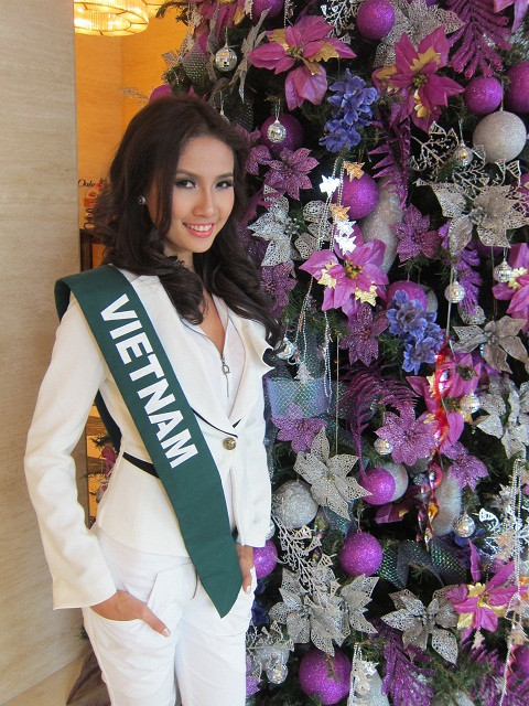 Phan Thị Mơ thanh lịch trong bộ vest trắng