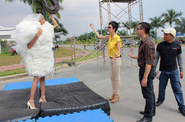 Xuân Lan treo mình trên cần cẩu cao 15m ảnh 6 Xuân Lan hướng dẫn Hoàng Thùy cách tạo dáng cũng như bộc lộ cảm xúc trên gương mặt khi treo vắt vẻo trên không.