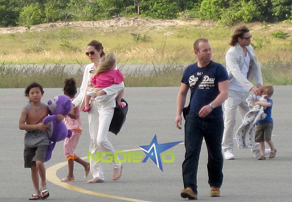 Tiết lộ phút đặt chân xuống Côn Đảo của Jolie-Pitt ảnh 1