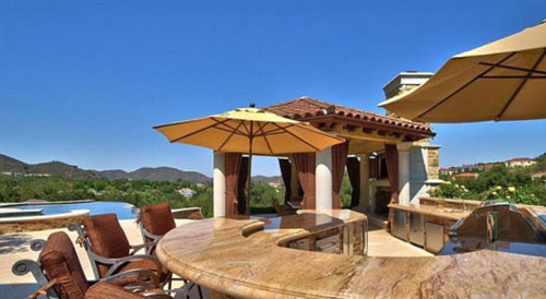 Quầy bar ngoài trời ngay bên cạnh bể bơi rộng lớn.