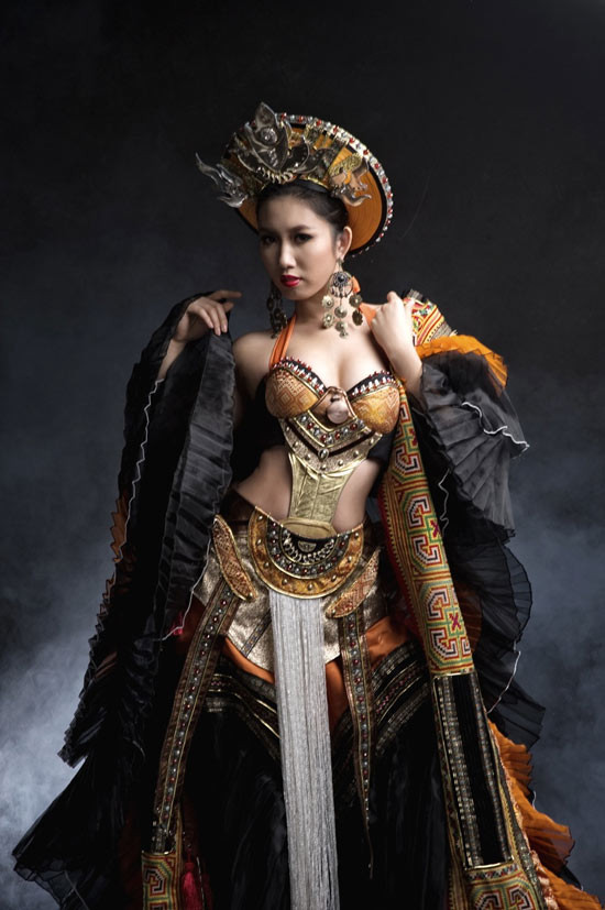 Thúy Ngân có làm nên chuyện nhờ váy lạ? ảnh 2 Thúy Ngân có làm nên chuyện nhờ váy lạ? ảnh 2