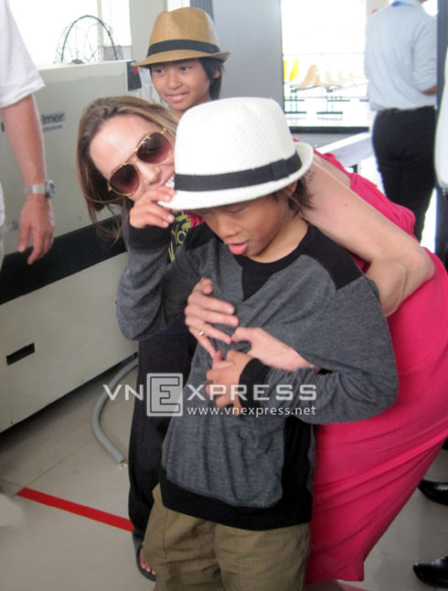 Angelina Jolie ôm cậu con nuôi người Việt Pax Thiên khi cùng các con rời sân bay Côn Đảo hôm 16/11. Ảnh: Đức Mạnh.