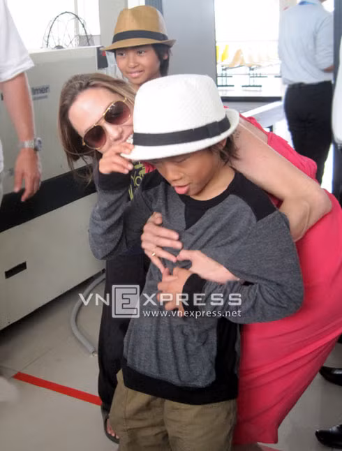 Angelina Jolie ôm cậu con nuôi người Việt Pax Thiên khi cùng các con rời sân bay Côn Đảo hôm 16/11. Ảnh: Đức Mạnh.