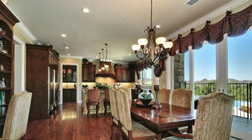 Phòng ăn lớn đủ cho Britney, người tình và hai con.