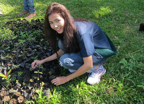 Phan Thị Mơ trổ tài nấu ăn tại Miss Earth ảnh 1 Phan Thị Mơ vào bếp nấu ăn đãi các thí sinh Miss Earth. Cô giới thiệu món thịt kho trứng, đây là món ăn quen thuộc trong các bữa cơm gia đình Việt Nam.