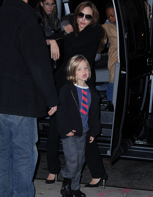 Cô con gái 5 tuổi Shiloh vẫn giữ nguyên phong cách tomboy quen thuộc.