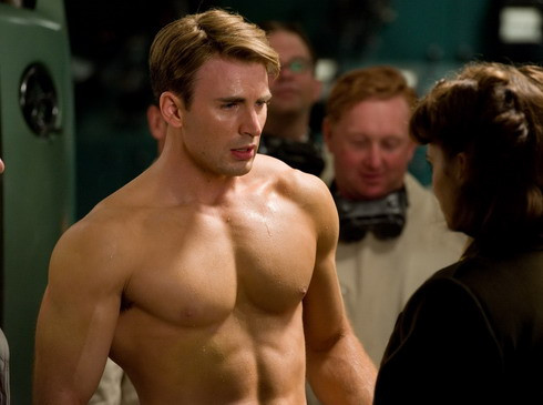 Chris Evans khoe cơ bắp trong