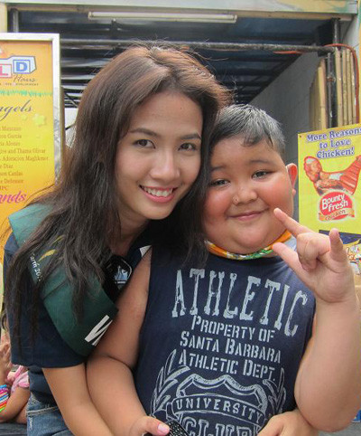 Top 5 Hoa hậu Thế giới người Việt tỏ ra thân thiện và gần gũi với trẻ em.