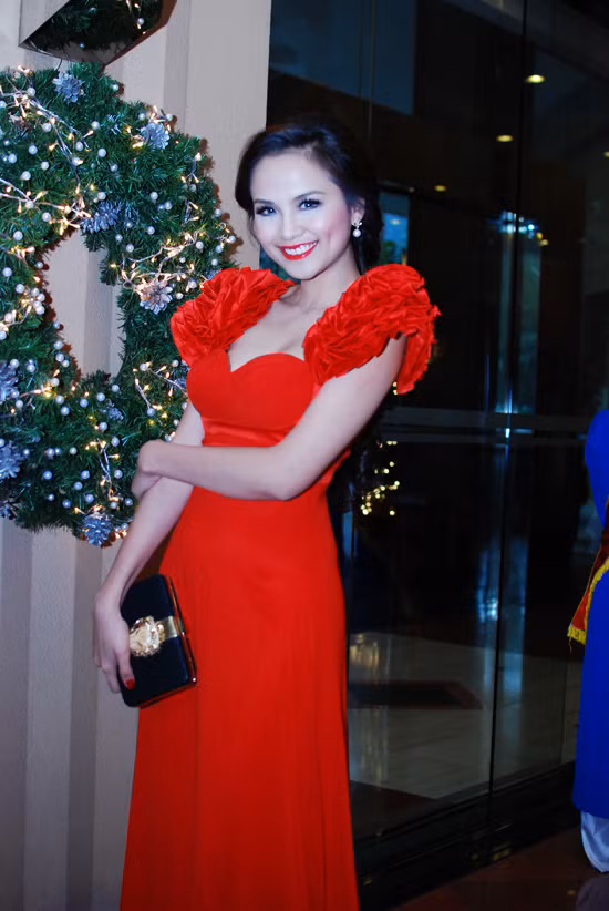 Diễm Hương đẹp rực rỡ trong đêm Noel Hà Nội ảnh 16