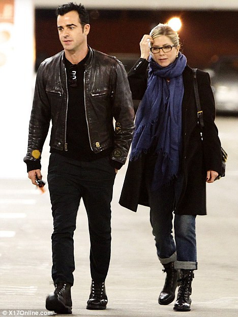 Jen và Justin chỉ suýt chạm trán bố con Brad Jen và Justin chỉ suýt chạm trán bố con Brad