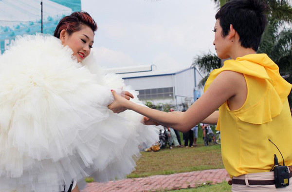 Xuân Lan treo mình trên cần cẩu cao 15m ảnh 7 Trà My vừa hoàn tất buổi chụp ảnh của mình. Cô gái 19 tuổi đến từ Hà Nội thực sự gây được nhiều bất ngờ cho khán giả lẫn ban tổ chức bởi sức chịu đựng của cô qua hàng chục thử thách của chương trình. Ngoài đời thường, Trà My thu hút mọi người bởi phong cách xì tin, đáng yêu.