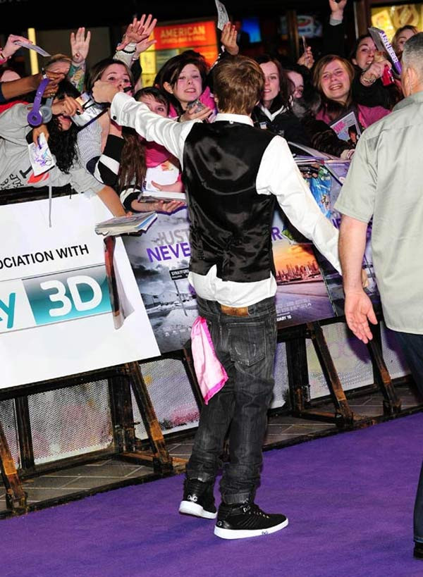 Justin Bieber nghiện... tụt quần? ảnh 25 Justin Bieber nghiện... tụt quần? ảnh 25