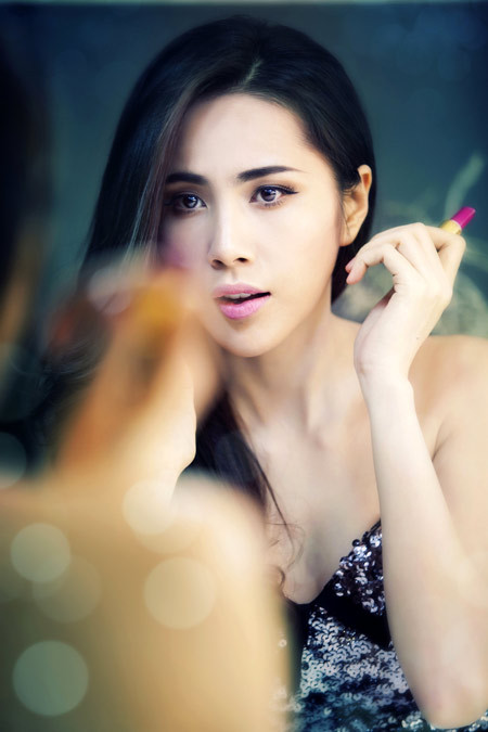 Thủy Tiên làm điệu trước gương ảnh 2 Cô chia sẻ, vì muốn ấn định phong cách gợi cảm, sang trọng trong sản phẩm này nên cô cùng êkíp lên ý tưởng rất kỹ càng và chụp nhiều bộ ảnh.