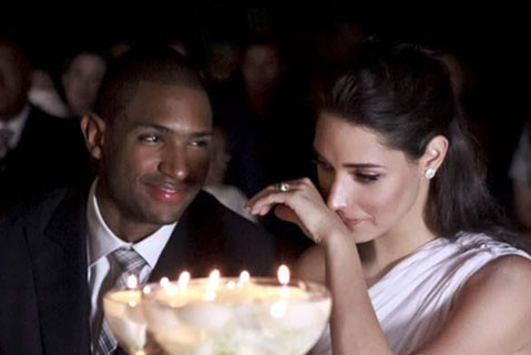 Amelia rơi nước mắt trong đám cưới.