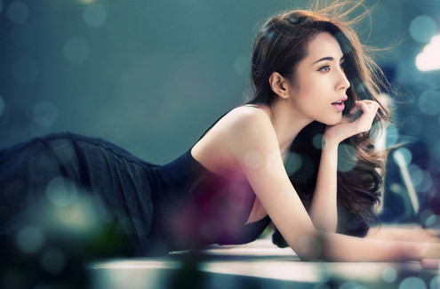 Thủy Tiên làm điệu trước gương ảnh 8 Ngoại hình bắt mắt hiện là lợi thế của Thủy Tiên