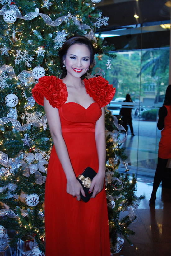 Diễm Hương đẹp rực rỡ trong đêm Noel Hà Nội ảnh 14