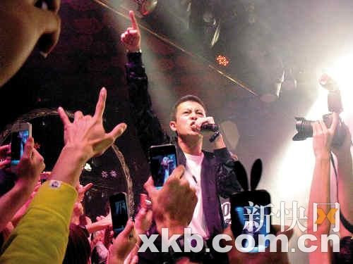 Trần Quán Hy hát ở một quán bar Quảng Châu, Trung Quốc, hôm 19/11. Ảnh: Xkb.