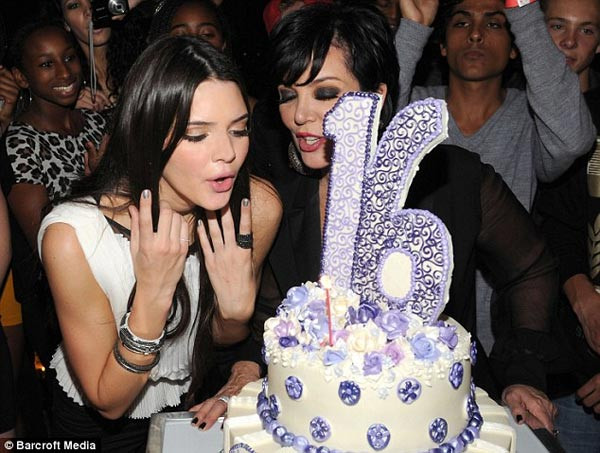 Em gái Kim Kardashian đón tuổi trăng tròn bằng xe "khủng" ảnh 4 Em gái Kim Kardashian đón tuổi trăng tròn bằng xe "khủng" ảnh 4