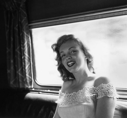 Mang trong mình hai dòng máu Hà Lan và Trung Quốc, Kristin Kreuk sinh trưởng tại Canada và sở hữu vẻ đẹp lai quyến rũ. Ở cô vừa có nét kín đáo, dịu dàng Á đông, vừa có phong cách hiện đại phương Tây. Tham gia diễn xuất từ tuổi teen, Kristin Kreuk thành danh với nhiều bộ phim, trong đó kể đến "Smallville".