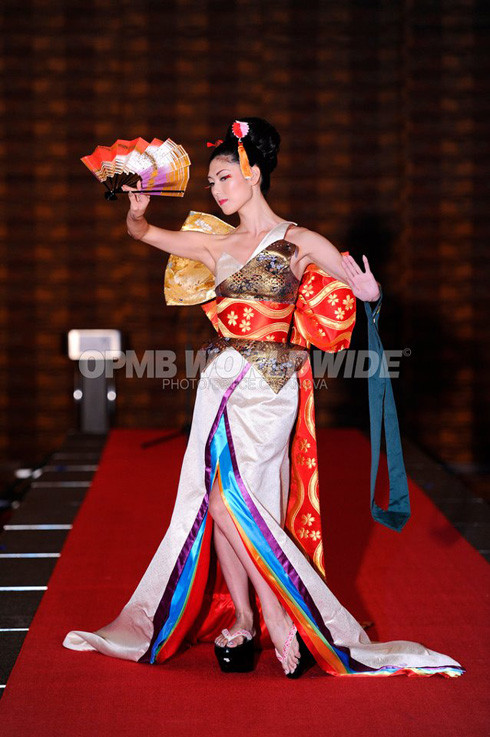 Phan Thị Mơ và thí sinh Miss Earth diễn trang phục dân tộc ảnh 3 Hoa hậu Nhật Bản.