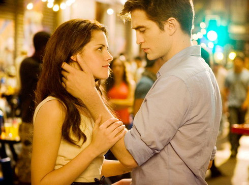 Edward và Bella tình tứ trong kỳ nghỉ trăng mật ở Rio (Brazil). Ảnh: Summit. Edward và Bella tình tứ trong kỳ nghỉ trăng mật ở Rio (Brazil). Ảnh: Summit.