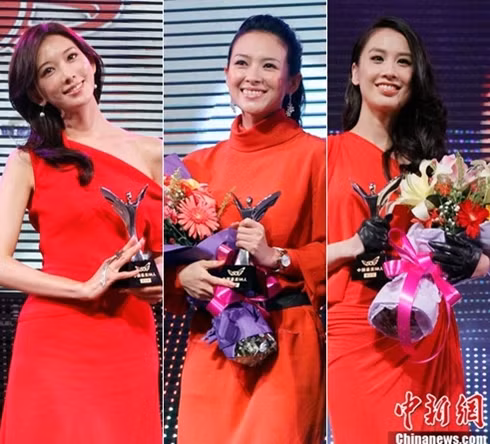 Ba người đẹp gốc Hoa rực rỡ với váy đỏ tại lễ trao giải (từ trái sang): Lâm Chí Linh, Chương Tử Di, Huỳnh Thánh Y.