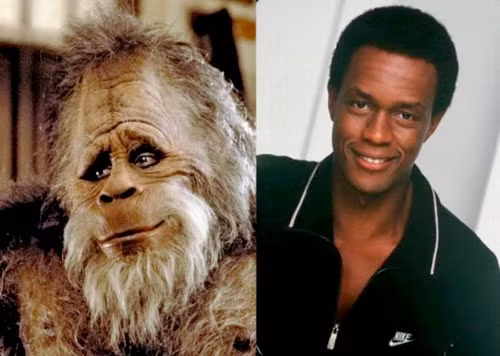 Peter Mayhew trong series Chiến tranh các vì sao (Phần III-VI). David Prowse vào vai Darth Vader trong phim Chiến tranh giữa các vì sao (phần IV-VI). Tim Roth vào vai General Thade trong Planet of the Apes (Hành tinh loài vượn). Chase hoá thân thành Samara Morgan trong phim kinh dị nổi tiếng The Ring. Khuôn mặt xương sọ ghê rợn của Boris Karloff trong phim kinh điển Frankenstein (Quái vật của xác chết). Hugo Weaving trong phim V for Vendetta. Eddie Murphy đóng cả 2 vai trong Norbit (Cô nàng bé bự). Kevin Peter Hall trong phim Quái thú vô hình... ...và vai đười ươi trong phim Harry and the Hendersons. Charlize Theron dành tượng vàng Oscar trong phim Monster. Sigourney Weaver trở thành mẹ kế độc ác xấu xí trong phim A tale of terror snow white. Louis Gossett trong phim kinh dị Enemy Mine. Maiwenn Le Besco trong phim The Fifth Element (Nhân tố thứ 5). Nam diễn viên người Nhật - Haruo Nakajima trong phim Godzilla. Gary Oldman trong phim Dracula. Vòng 1 to nhất thế giới của Selma Blair khi vào vai Caprice Stickles trong A Dirty Shame. Robert Englund trong phim Freddy Krueger (Kẻ dị nhân). Những vai diễn rùng rợn nhất của 'sao'