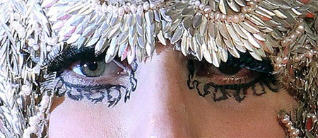 Cô gái vàng Lady Gaga. Hết mốt trang điểm mắt búp bê to tròn, Lady Gaga chuyển sang mốt vẽ mắt kiểu thám tử... Cô gái vàng Lady Gaga. Hết mốt trang điểm mắt búp bê to tròn, Lady Gaga chuyển sang mốt vẽ mắt kiểu thám tử...