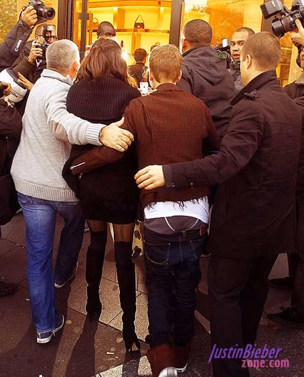 Justin Bieber nghiện... tụt quần? ảnh 8