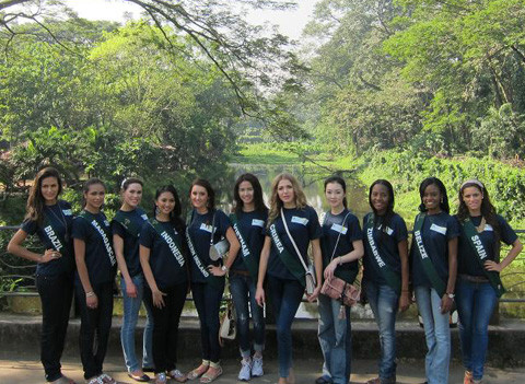 Phan Thị Mơ trổ tài nấu ăn tại Miss Earth ảnh 3 Trước đó, người đẹp cất công tìm kiếm các loại gia vị cần thiết để nấu vì ở Philppines không có nhiều gia vị giống Việt Nam.