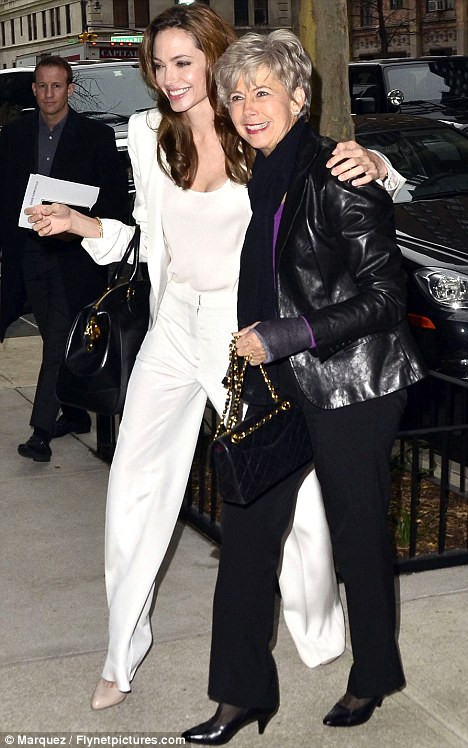 Angelina và mẹ Brad Pitt khá thân thiết